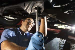 Auto-mechanic-fixing-vehicle